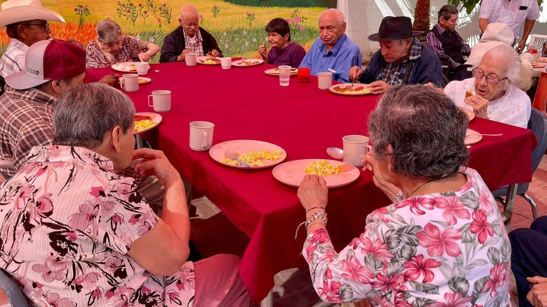 Los adultos mayores que se encuentran en la Villa del Abuelo reciben un cuidado personalizado por parte de personal de enfermería